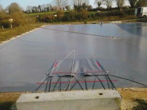 Porte de brassage pour couvertures de bassins effluents trappe pour couvertures semi-flttantes 